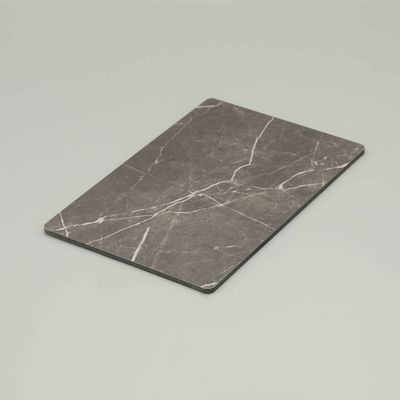 Une feuille ACP en marbre gris résistant aux rayures.
