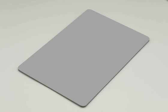 Panneau composite en aluminium avec revêtement PE gris 5mm A1 B2 Couleur unie Taille standard Décoration