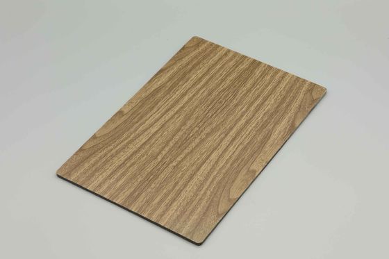 Façades résidentielles Panneau composite en aluminium en bois de noyer Panneaux métalliques extérieurs 1000 mm
