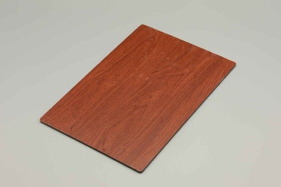 Panneau composite aluminium PVDF grain de bois de 4 mm 1220x2440 mm pour revêtement de façade extérieure