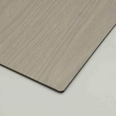 Panneau composite en aluminium à grain de bois de chêne gris clair résistant aux rayures de 4 mm