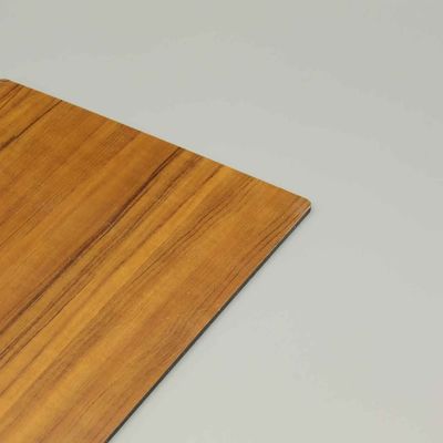 Une finition en bois durable ACP pour les façades modernes.