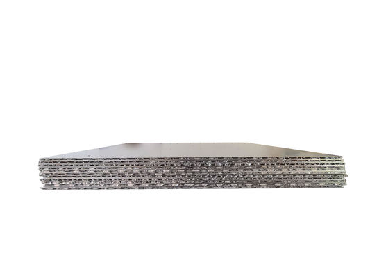 Déballage Les caractéristiques remarquables des panneaux ondulés en aluminium de qualité A2 couverts Décoration à long terme des murs extérieurs du bâtiment