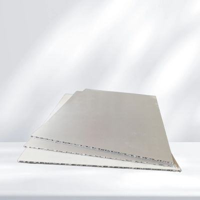 Le panneau en aluminium a une forme ondulée unique qui maximisera la résistance et la stabilité tout en facilitant le ruissellement de l'eau.