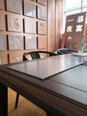Le profil ondulé améliore non seulement l'intégrité structurelle des panneaux, mais crée une esthétique dynamique et moderne. Il offre une excellente isolation thermique et acoustique.