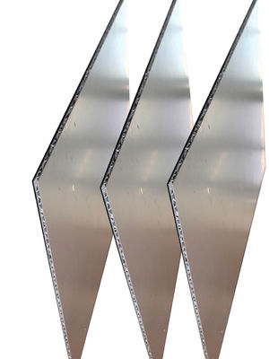 La composition en aluminium offre une résistance supérieure à la corrosion des rayons UV et des panneaux extrêmement ondulés.