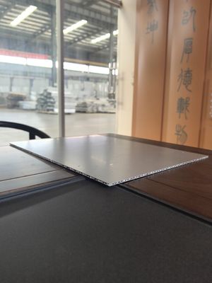 Les panneaux ondulés en aluminium A2 combinent sécurité et sophistication pour une décoration extérieure durable.