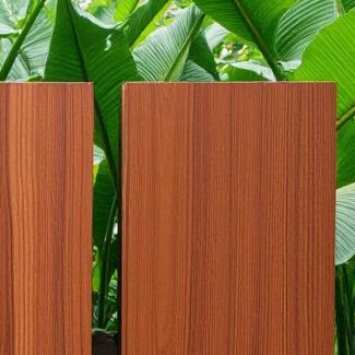 Panneau PVDF effet bois 3mm d'épaisseur Alliage d'aluminium Protection environnementale Processus de peinture PE fluorocarboné pour la décoration intérieure